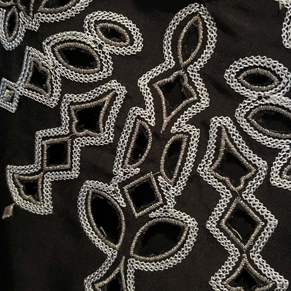 EUC White House black market size small black, and white embroidered top - Picture 3 of 5